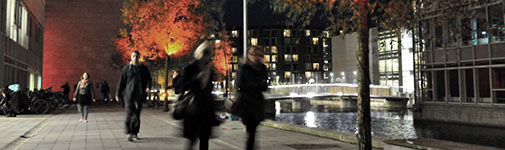 People walking at Søndre Campus in the evening
